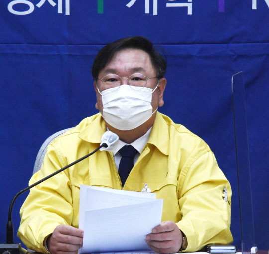 김태년 민주당 원내대표가 4일 국회에서 열린 정책조정회의에서 발언하고 있다. 연합뉴스